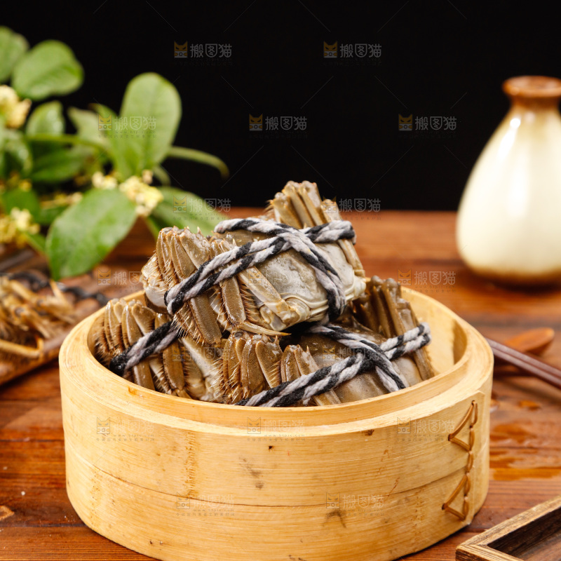 木底上的大闸蟹