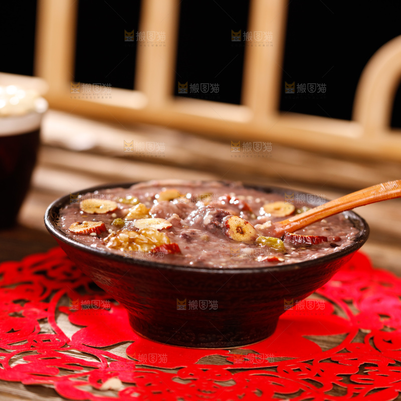 深底上的腊八粥食材