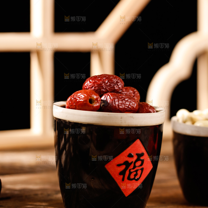 深底上的腊八粥食材