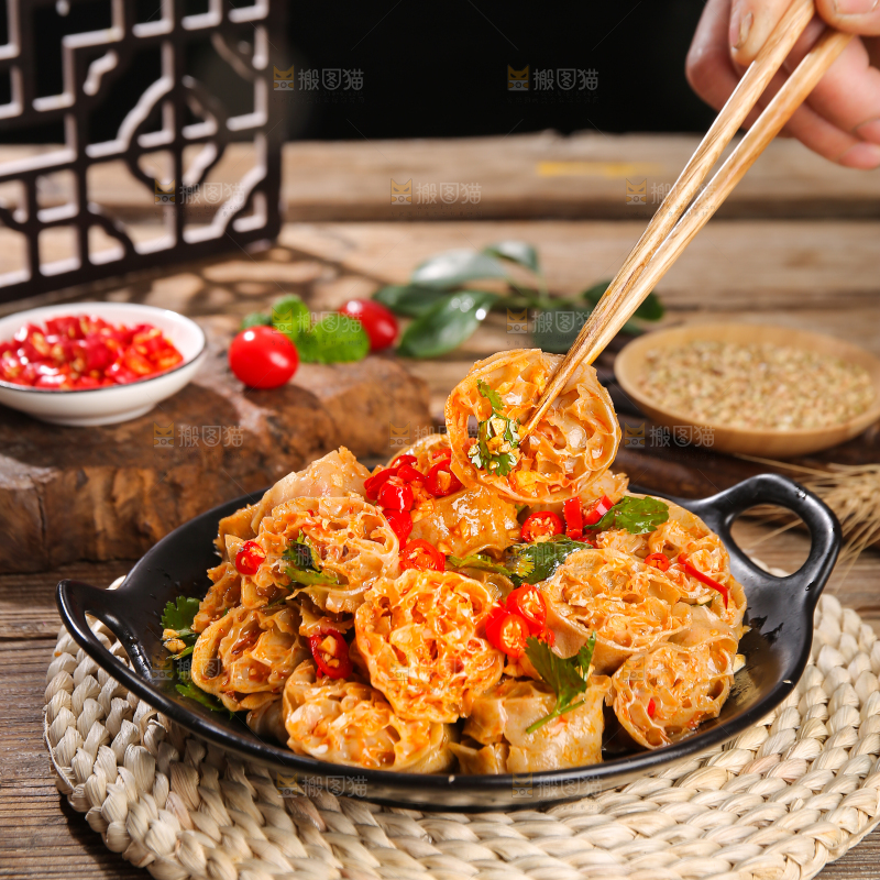深底上的凉拌面藕