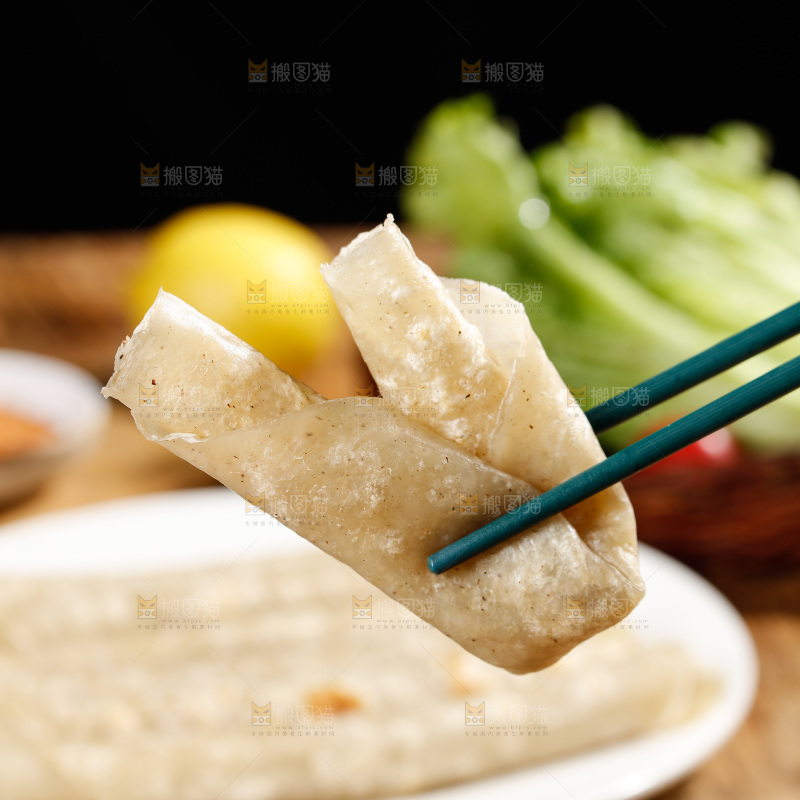 木底上的荞麦卷饼