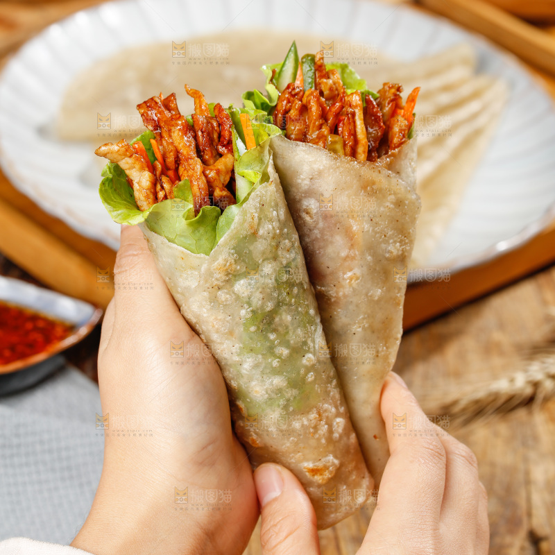 木底上的荞麦卷饼