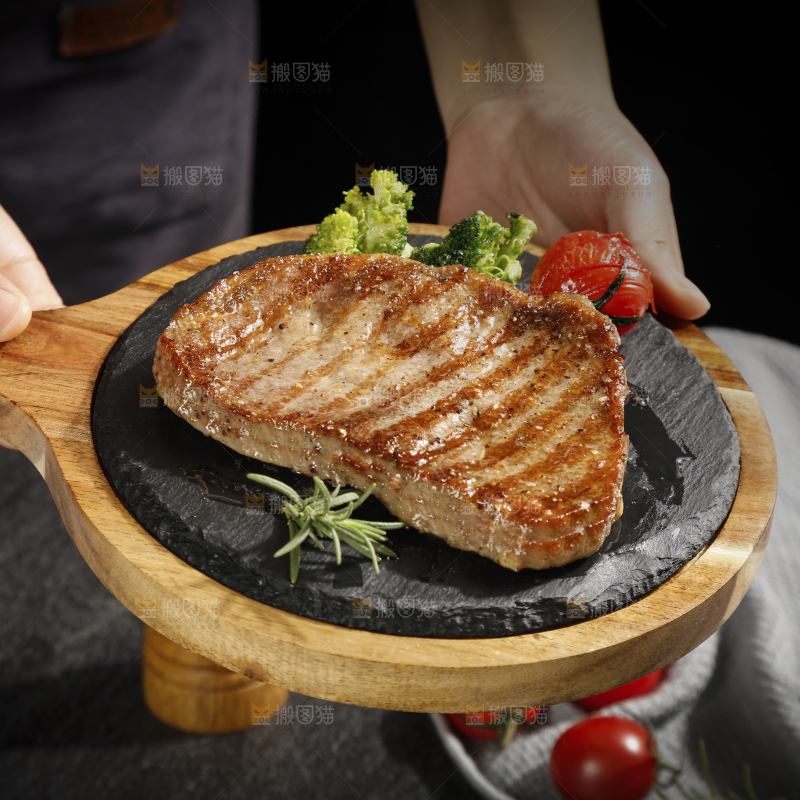 深底上的牛排
