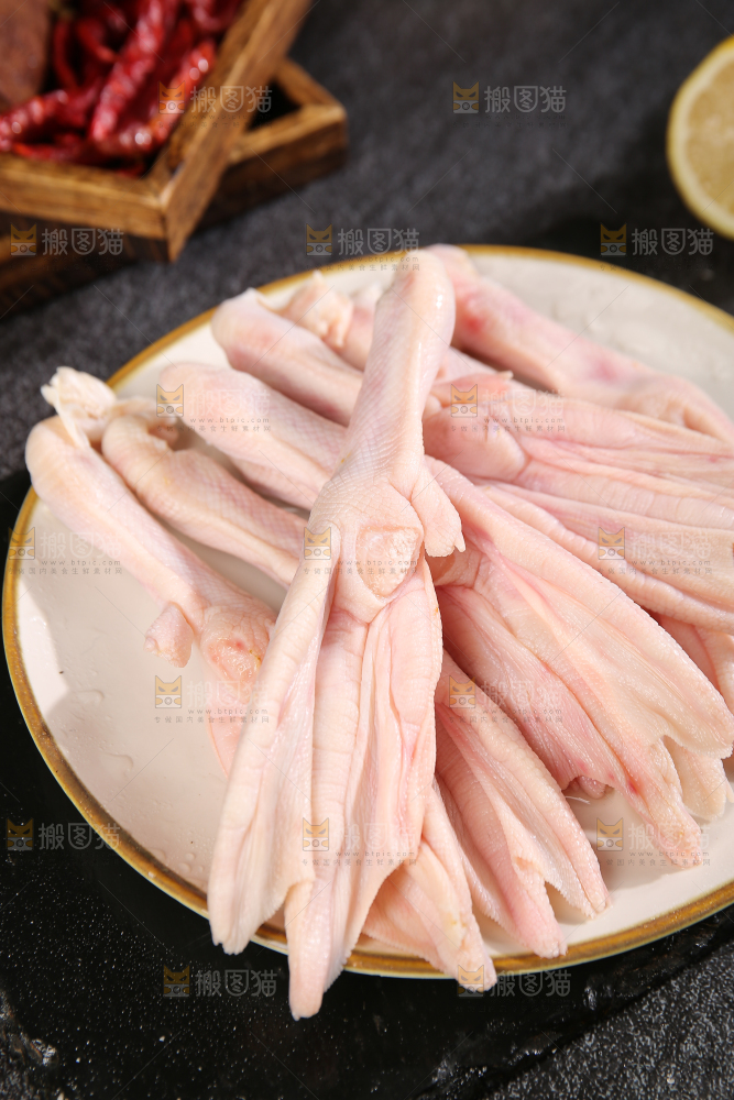 深底上的新鲜鸭掌