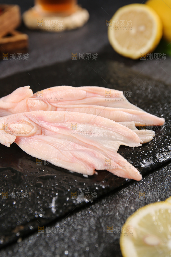 深底上的新鲜鸭掌