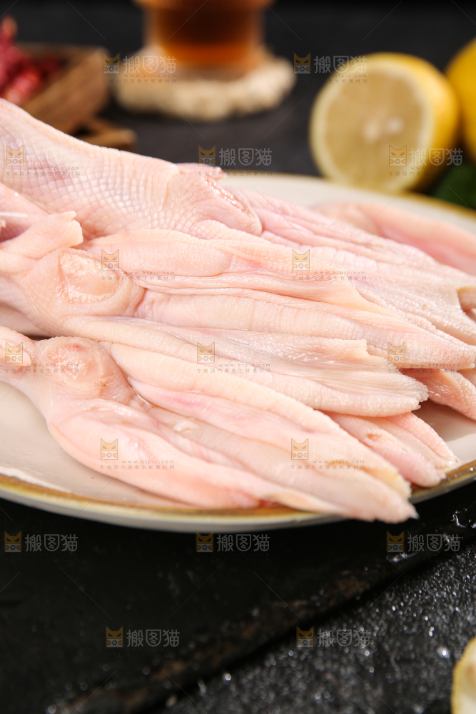 深底上的新鲜鸭掌