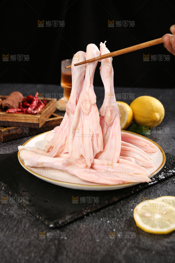 深底上的新鲜鸭掌
