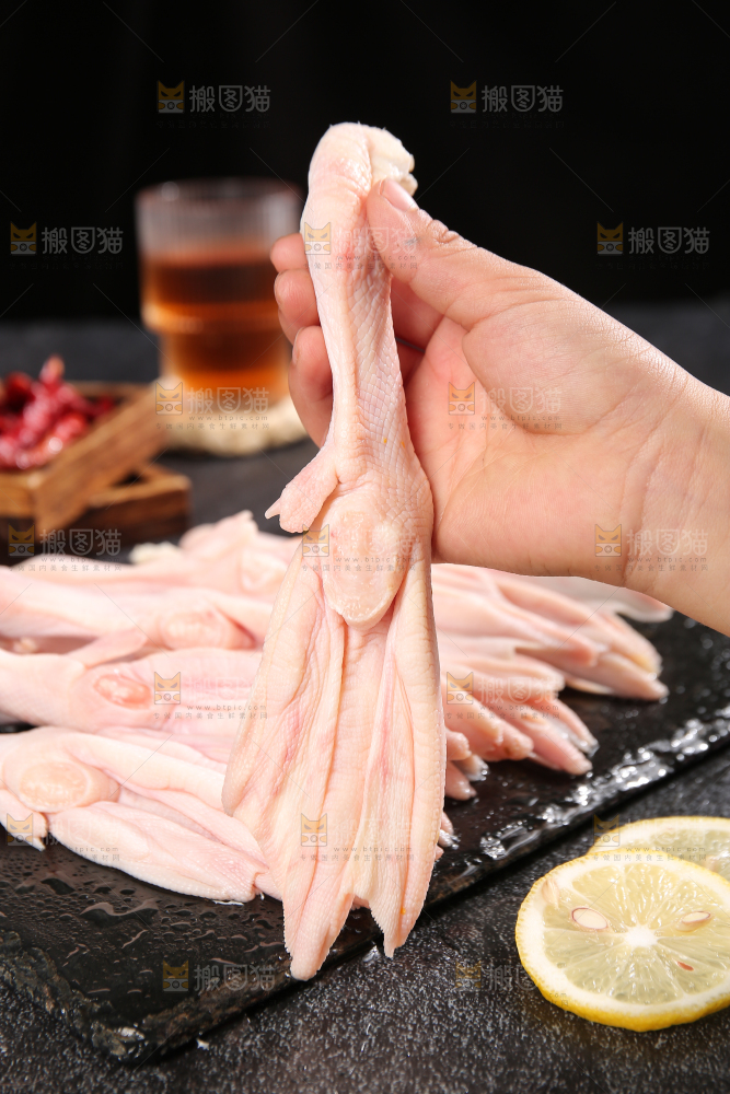 深底上的新鲜鸭掌