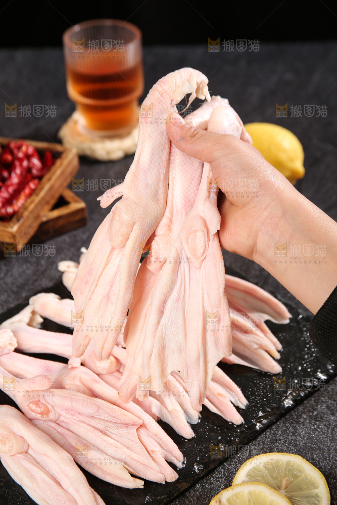 深底上的新鲜鸭掌
