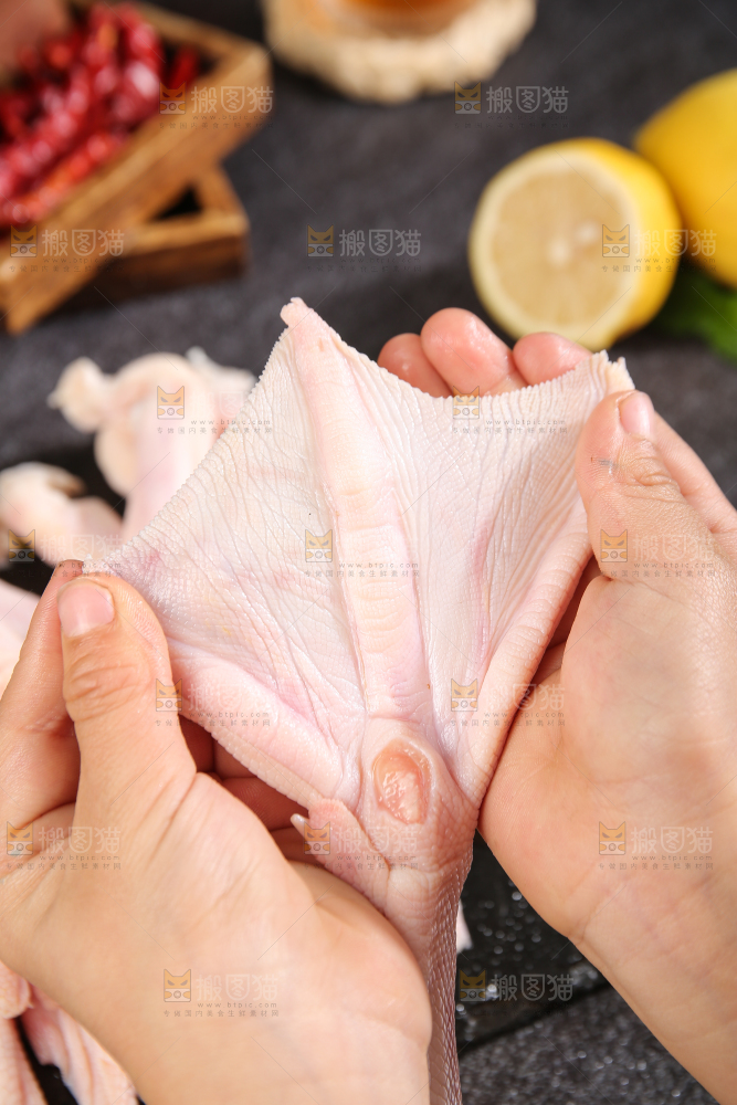 深底上的新鲜鸭掌