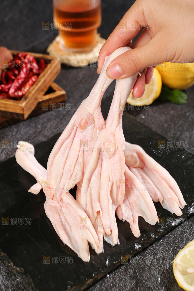 深底上的新鲜鸭掌