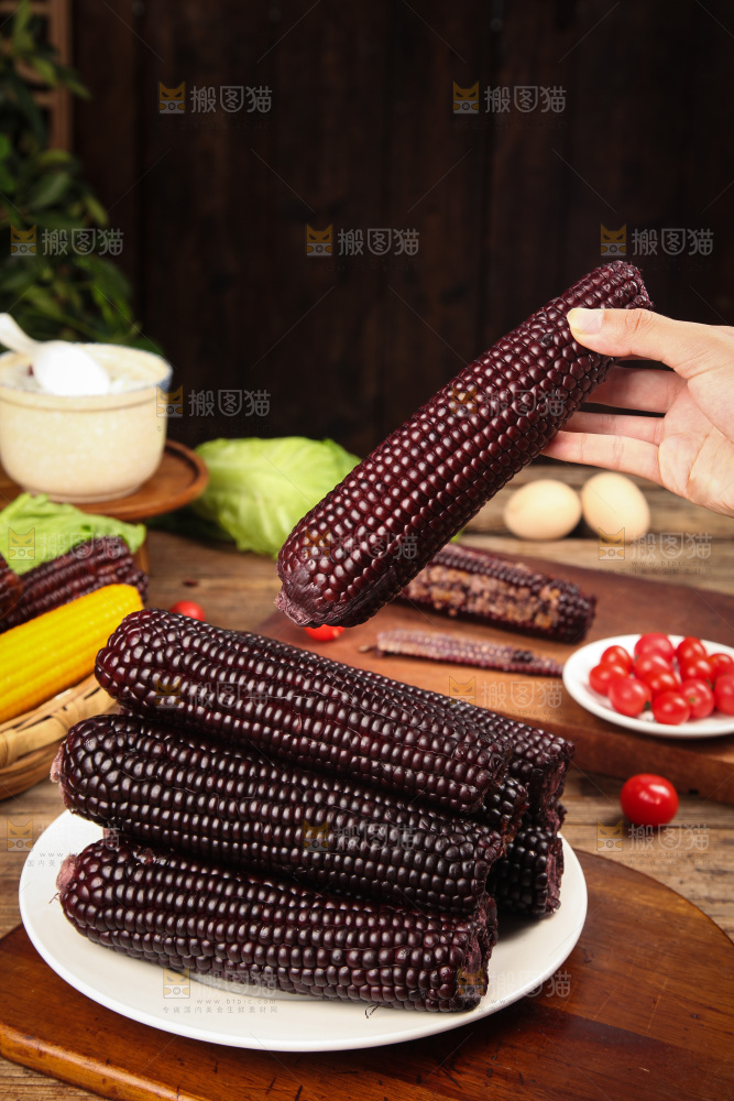 木底上的黑糯玉米