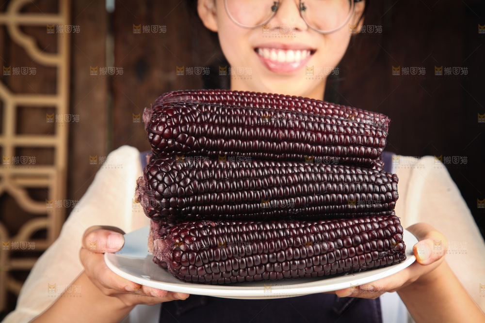 手里拿着黑玉米