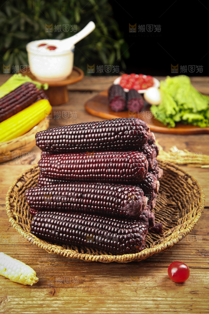 木底上的黑糯玉米