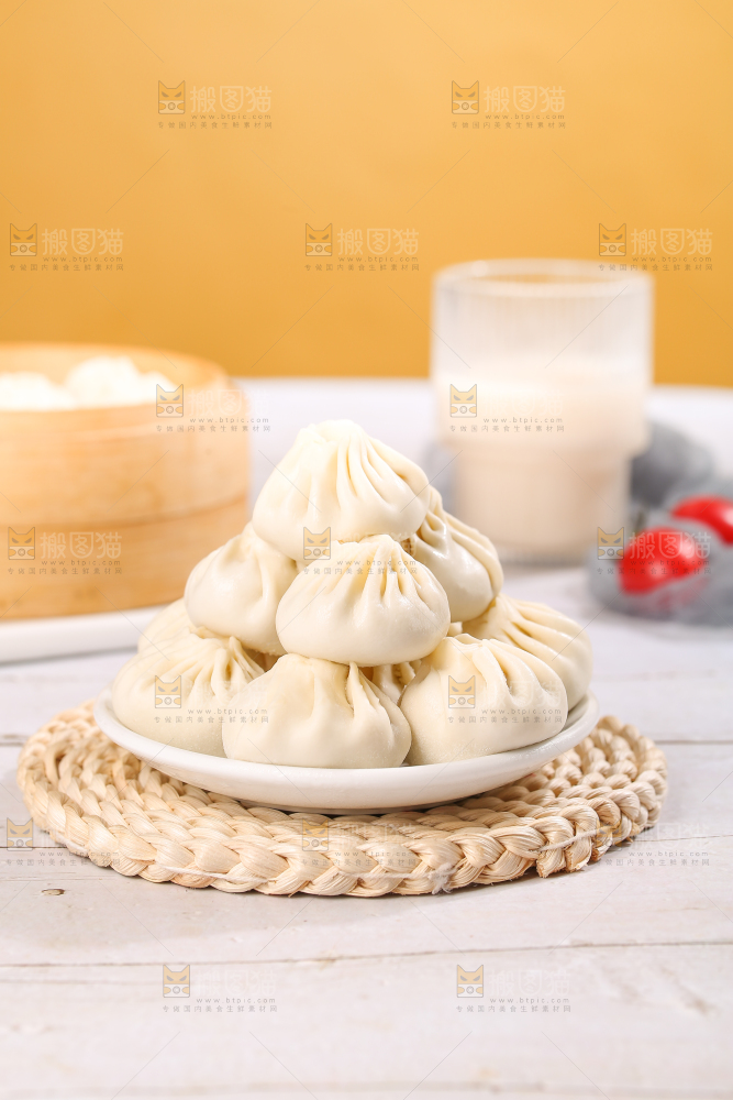 浅底上的薄皮小笼包