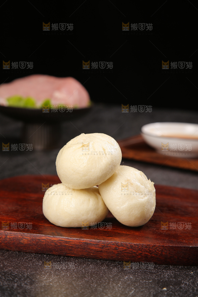深底上的发面小笼包子