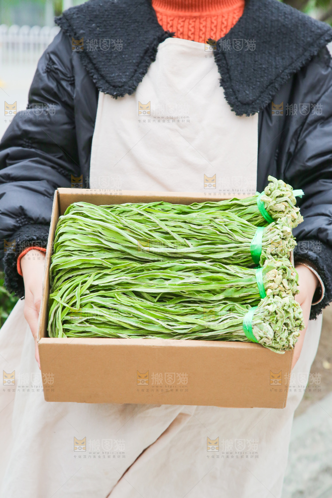 手里拿着贡菜