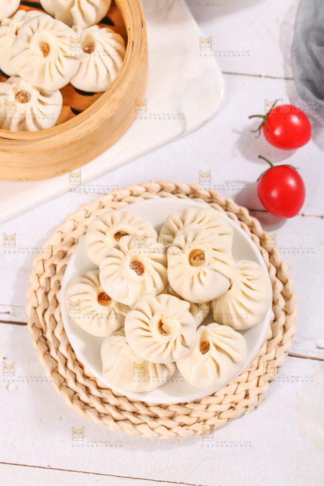 浅底上的薄皮小笼包