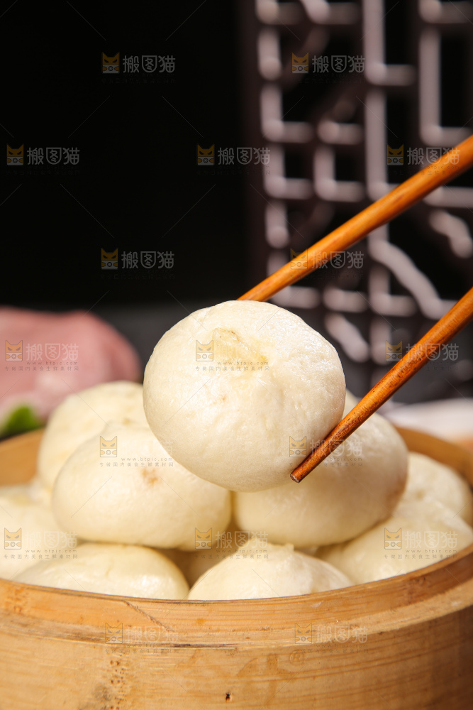 深底上的发面小笼包子