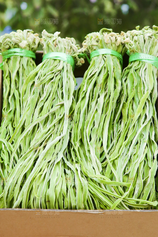 手里拿着贡菜