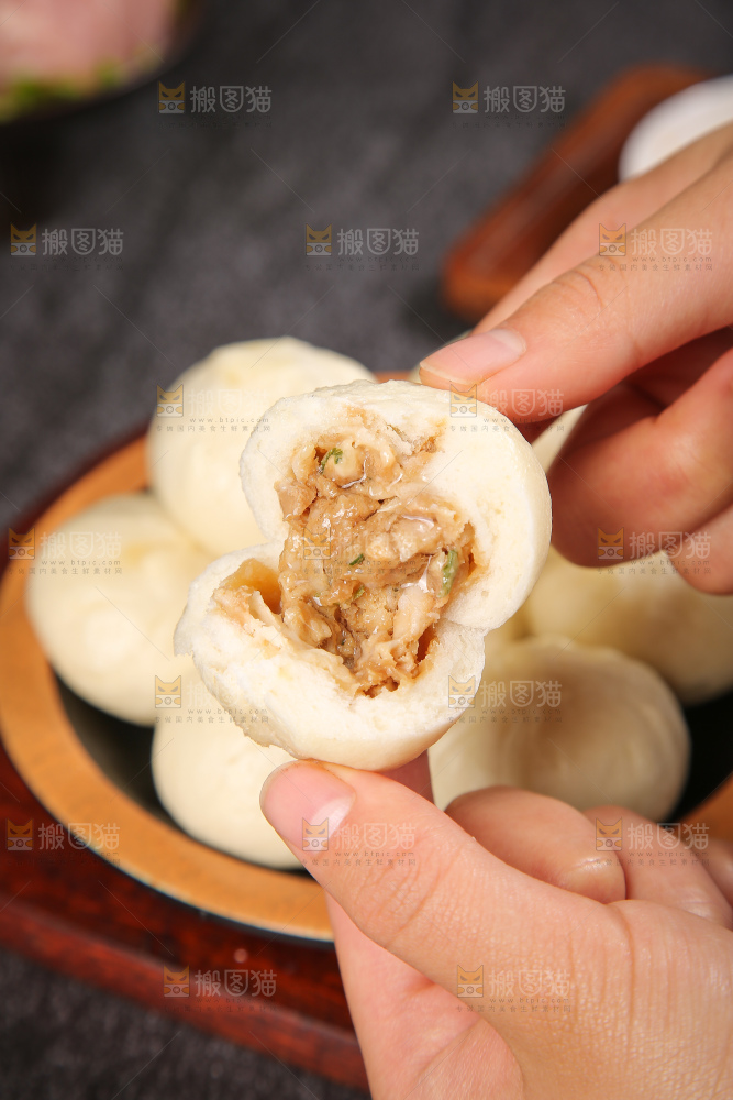 深底上的发面小笼包子