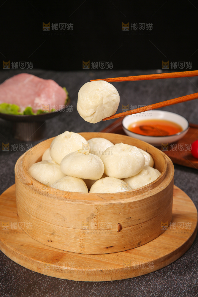 深底上的发面小笼包子