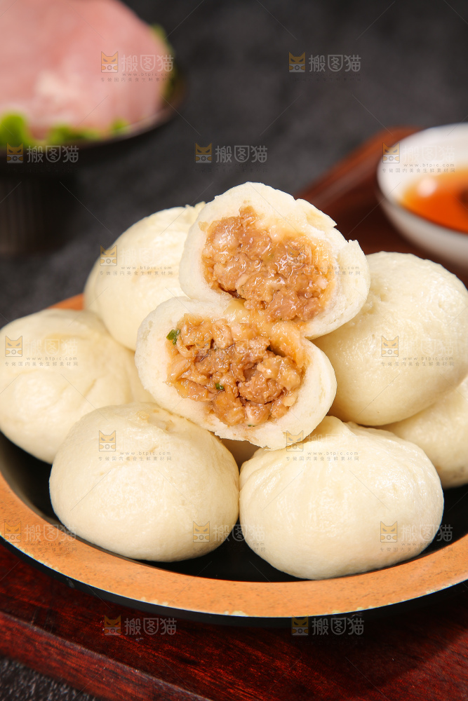 深底上的发面小笼包子