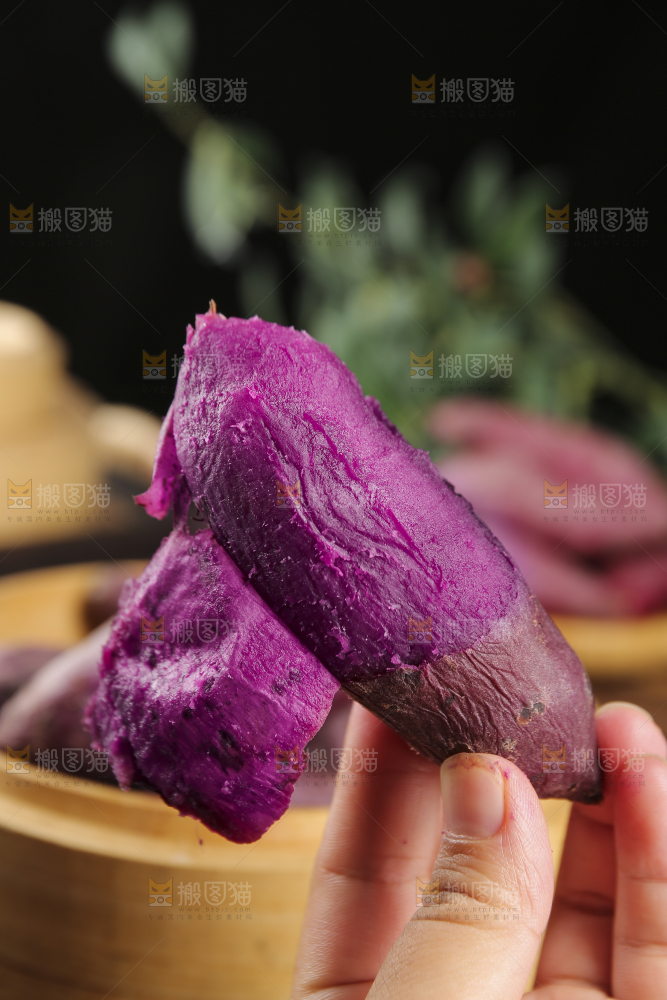 深底上的新鲜紫薯
