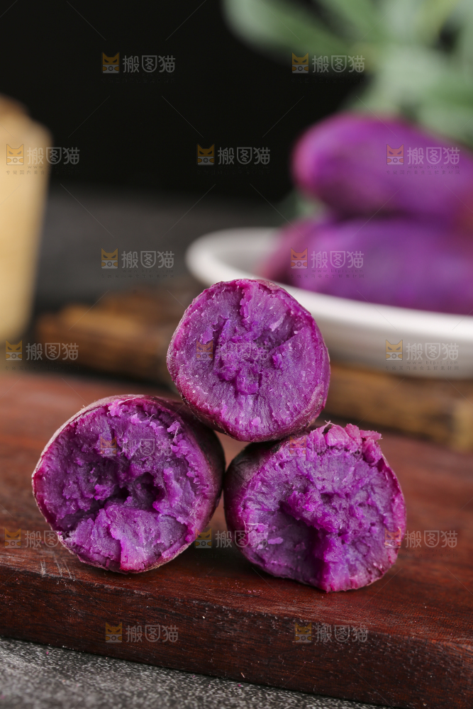 深底上的新鲜紫薯