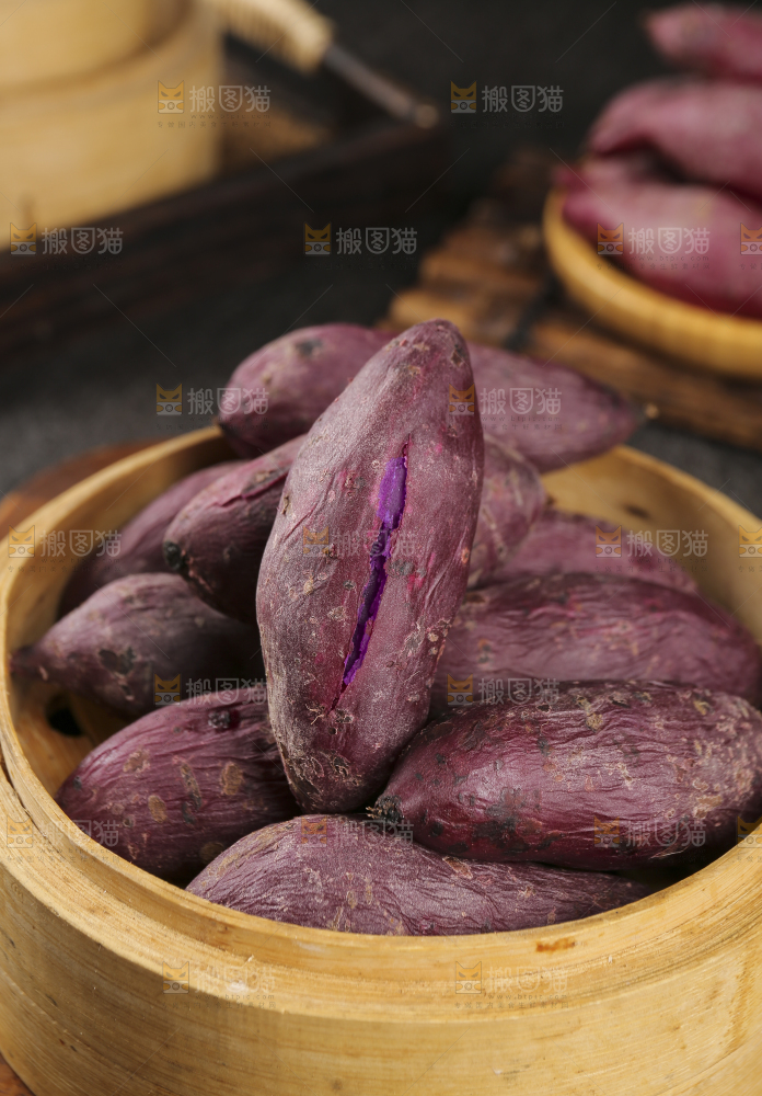 深底上的新鲜紫薯