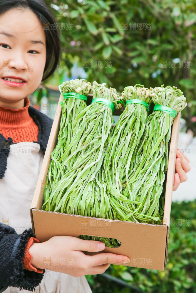 手里拿着贡菜
