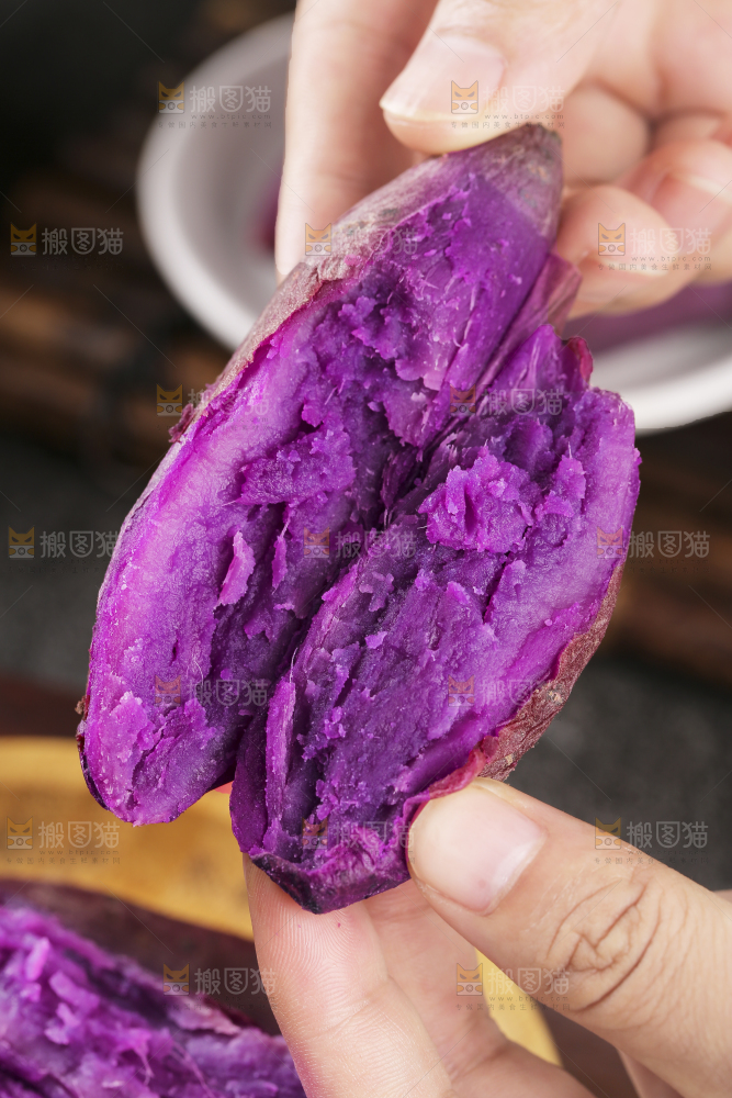 深底上的新鲜紫薯