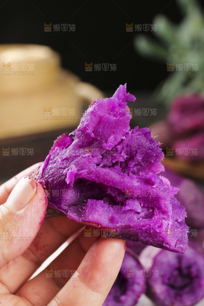 深底上的新鲜紫薯