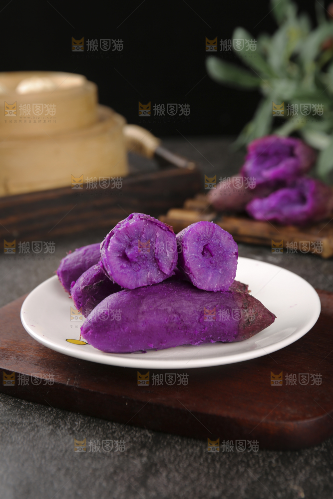 深底上的新鲜紫薯
