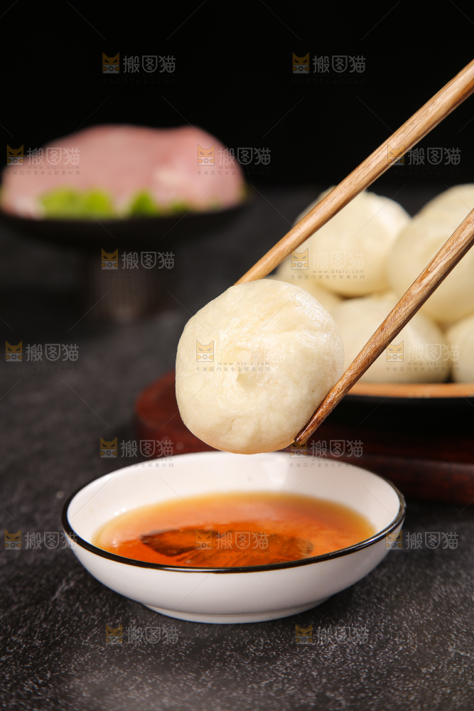 深底上的发面小笼包子