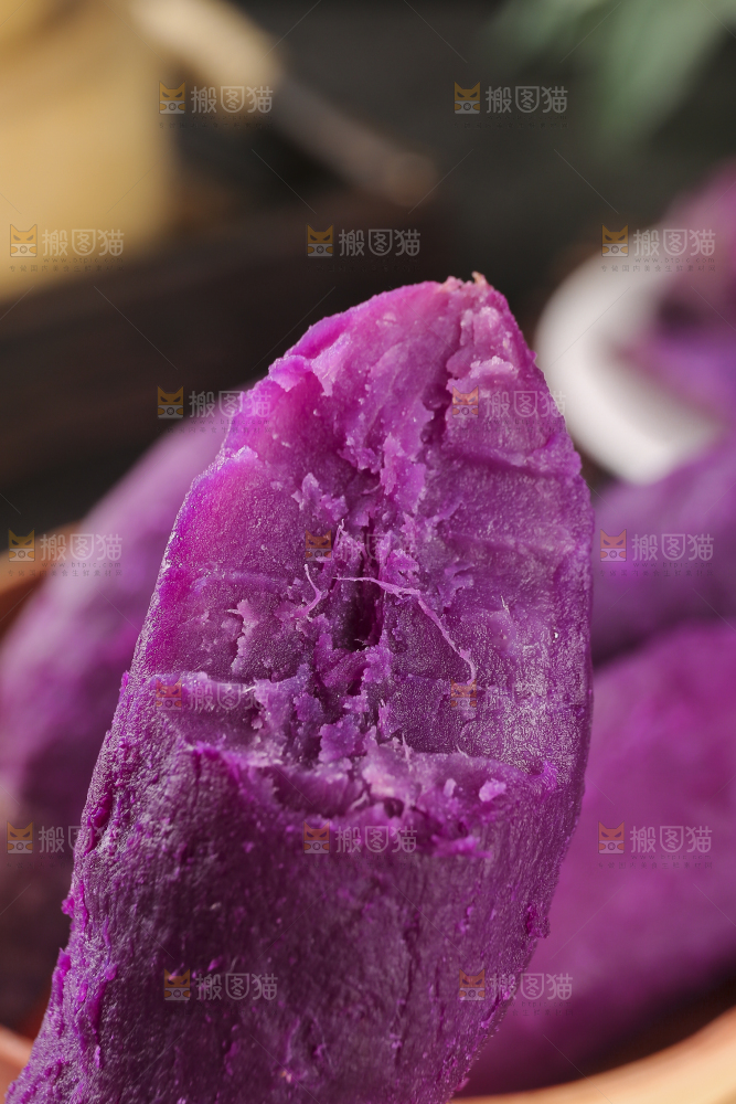 深底上的新鲜紫薯