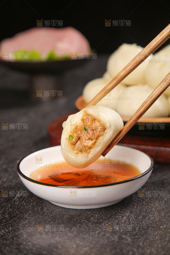 深底上的发面小笼包子