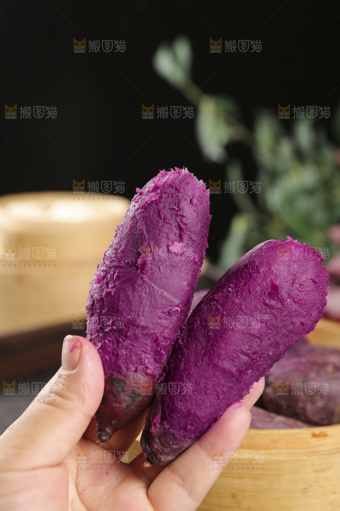 深底上的新鲜紫薯