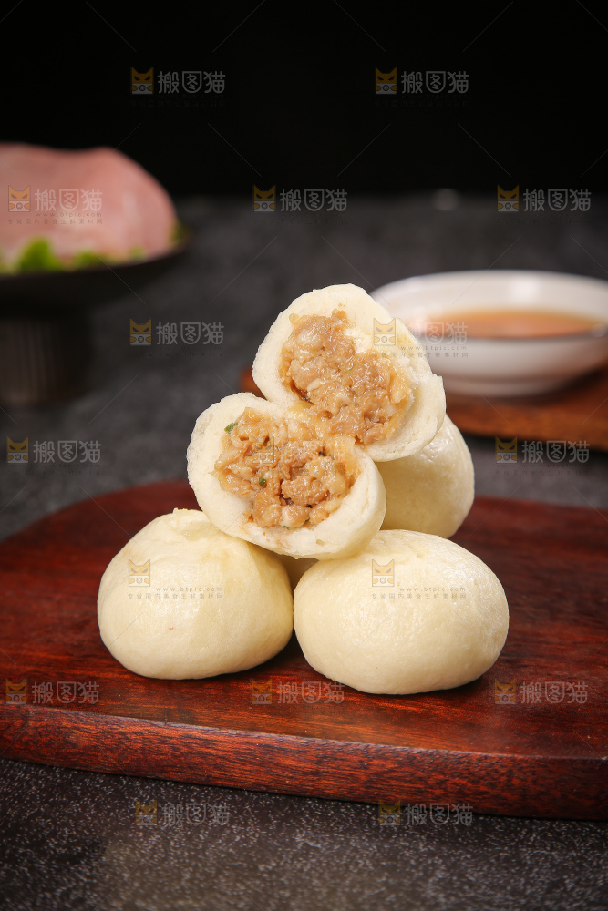 深底上的发面小笼包子