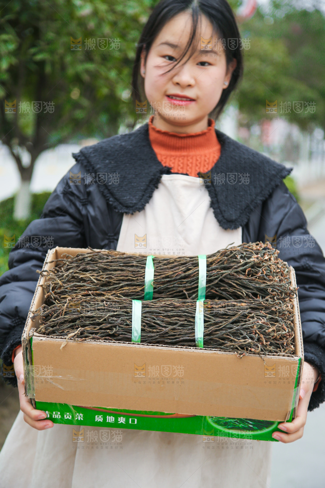 手里拿着干豆角