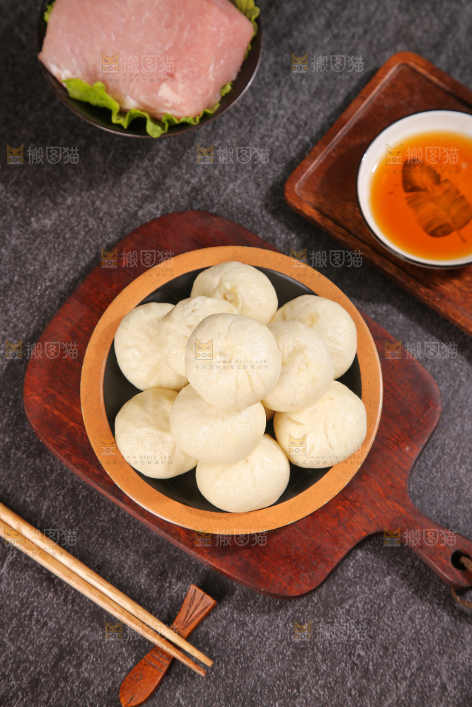 深底上的发面小笼包子