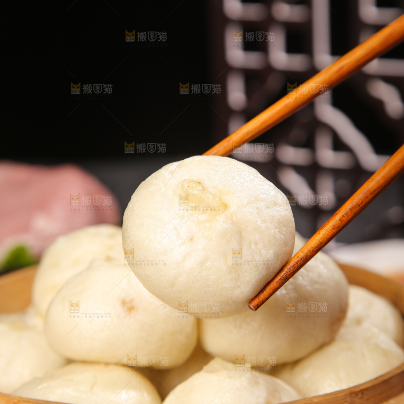 深底上的发面小笼包子
