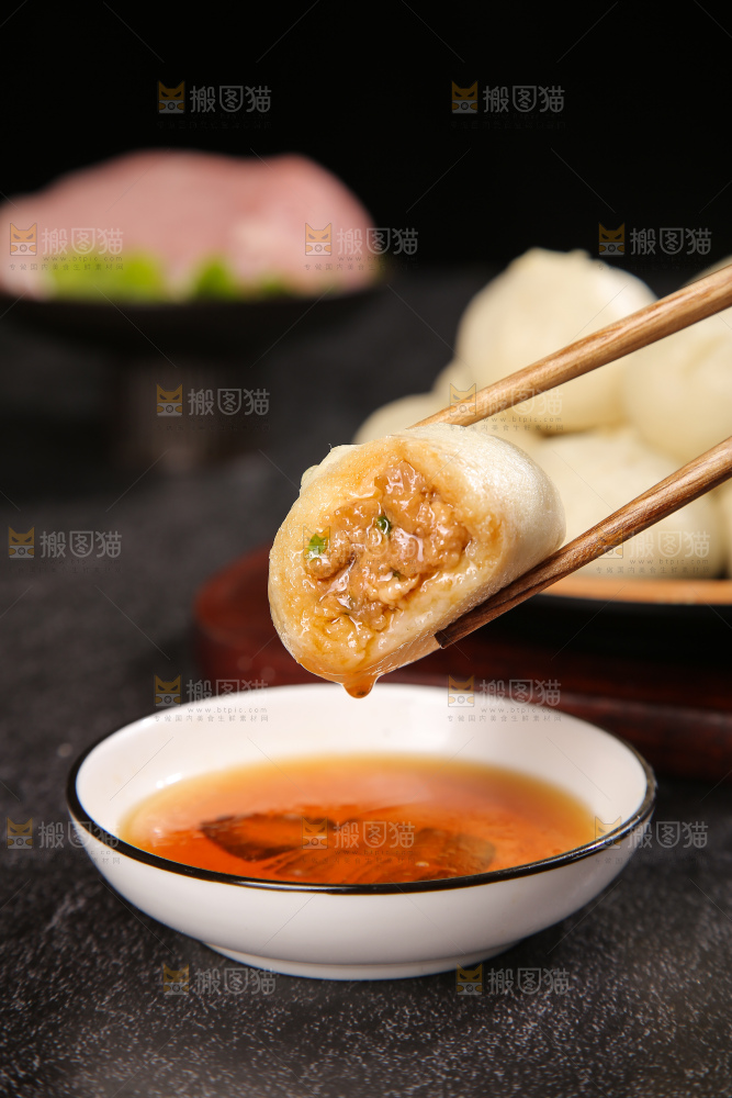 深底上的发面小笼包子
