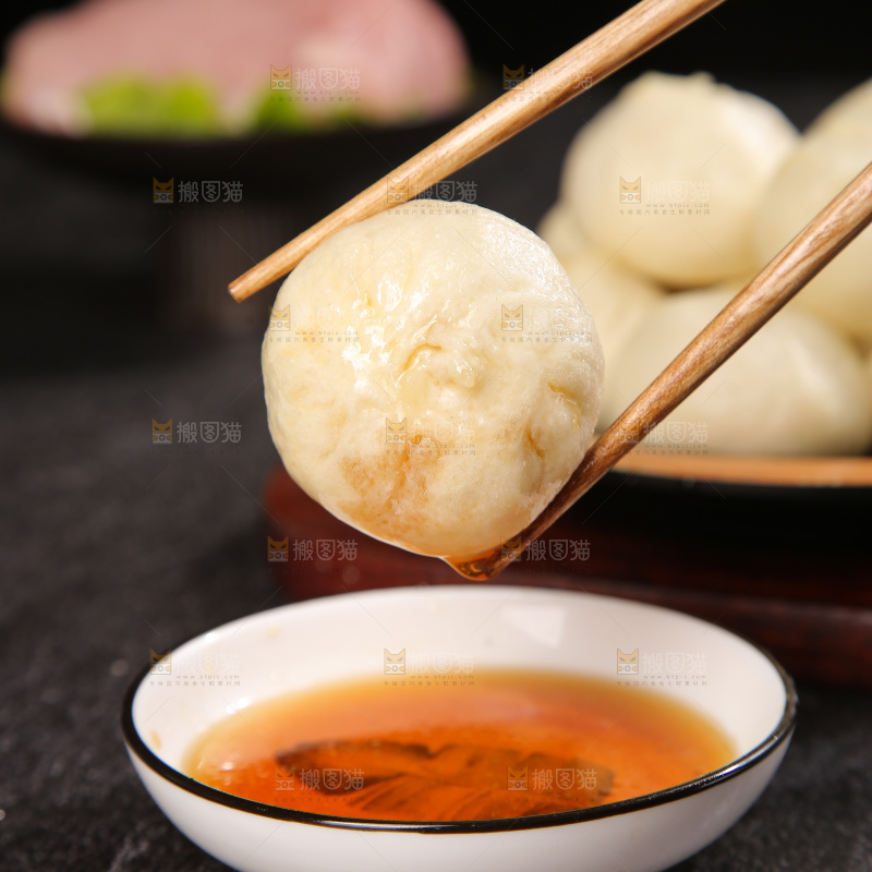 深底上的发面小笼包子
