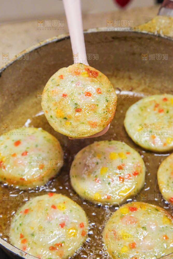 锅里的果蔬鲜虾饼