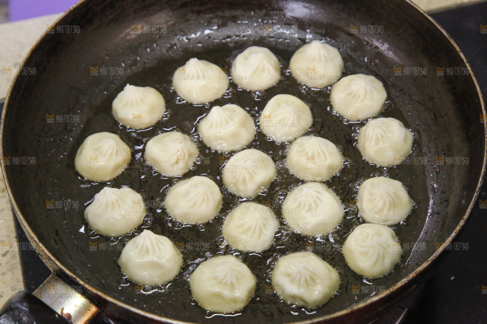 正在煎拇指小包子