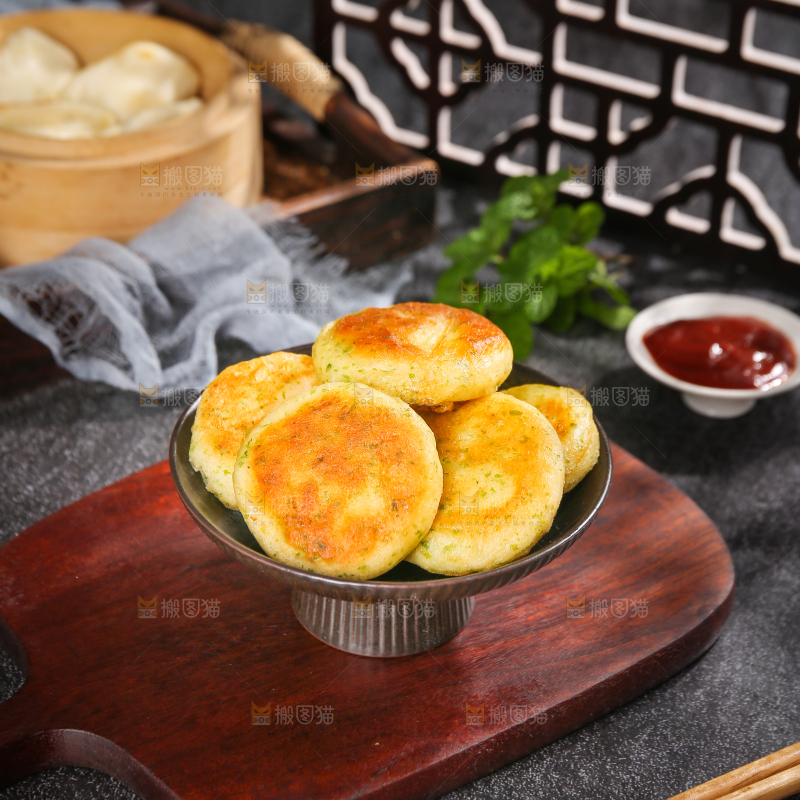 深底上的海苔鲜虾饼