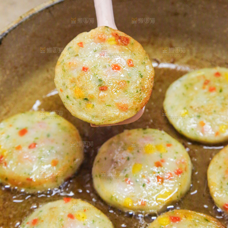 锅里的果蔬鲜虾饼