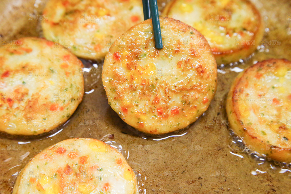 锅里的果蔬鲜虾饼
