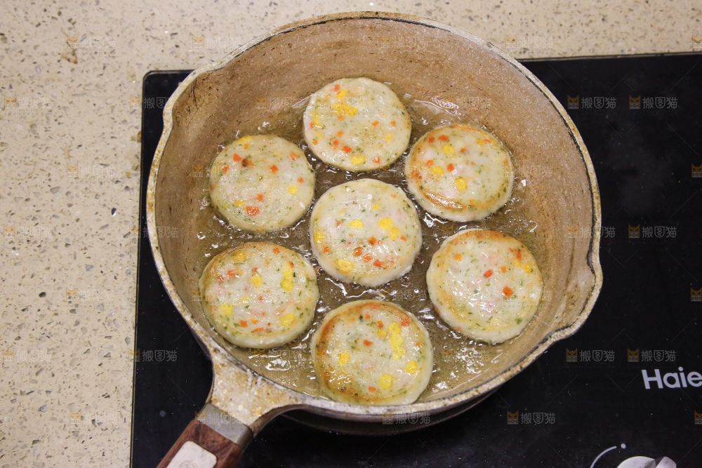 锅里的果蔬鲜虾饼